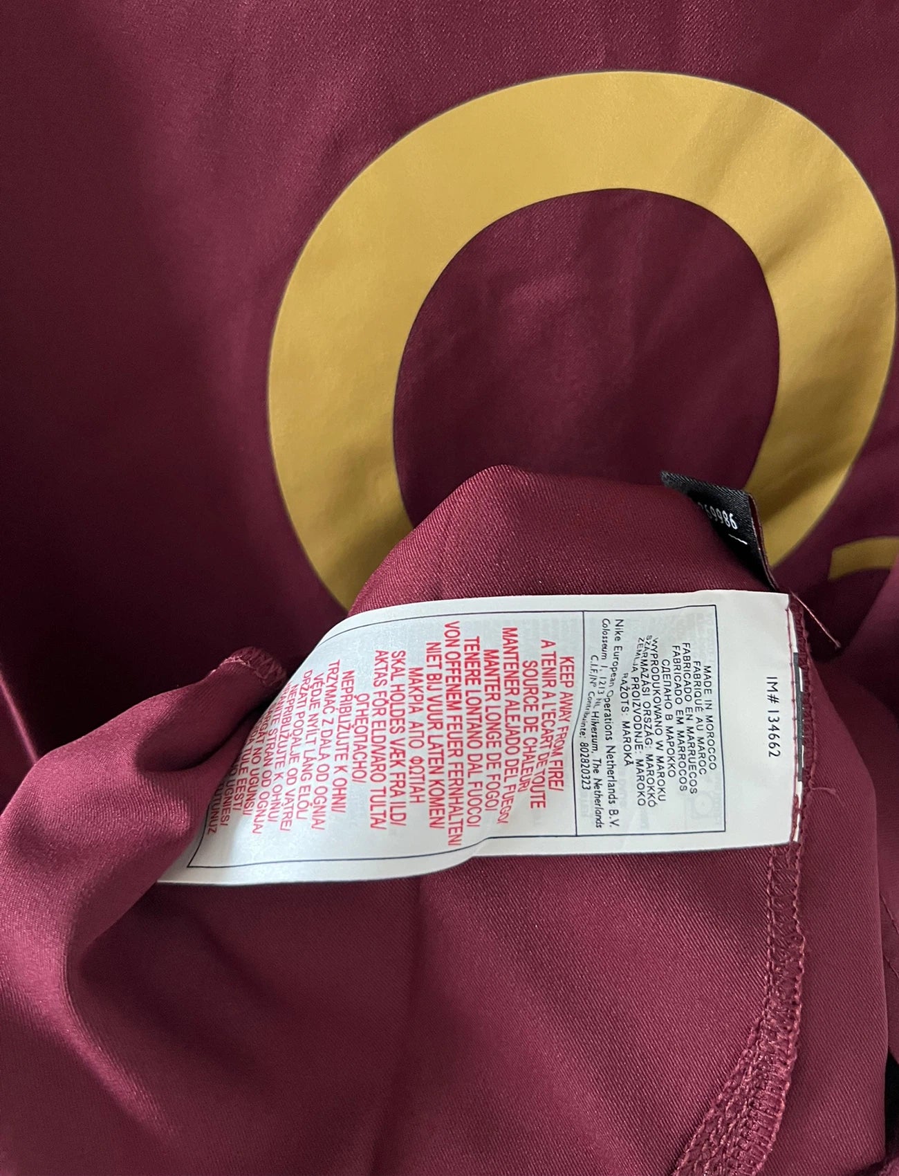 Maillot de foot vintage domicile rouge d'Arsenal de la saison 2005/2006. On peut retrouver l'équipementier Nike et le sponsor O2. Il s'agit d'un maillot authentique d'époque.