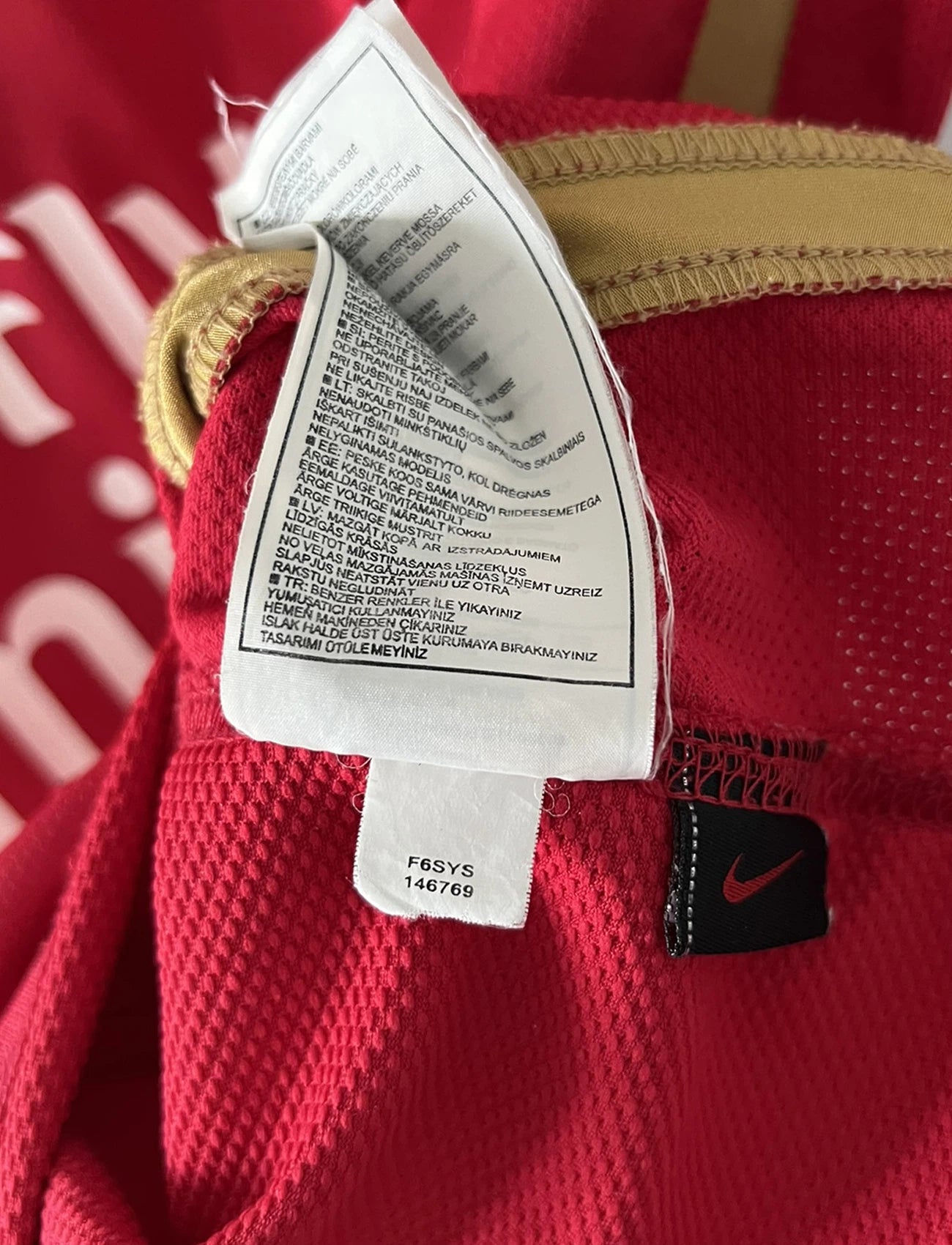 Maillot de foot vintage domicile rouge et blanc d'arsenal de la saison 2006-2007. On peut retrouver l'équipementier nike et le sponsor fly emirates. Le maillot est floqué du numéro 14 Thierry Henry. Il s'agit d'un maillot authentique d'époque comportant l'étiquette numéro 146769