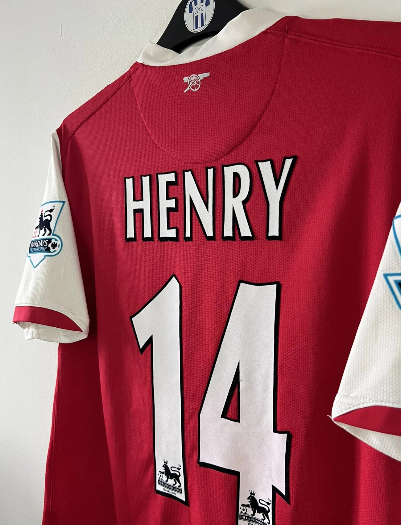 Maillot de foot vintage domicile rouge et blanc d'arsenal de la saison 2006-2007. On peut retrouver l'équipementier nike et le sponsor fly emirates. Le maillot est floqué du numéro 14 Thierry Henry. Il s'agit d'un maillot authentique d'époque comportant l'étiquette numéro 146769