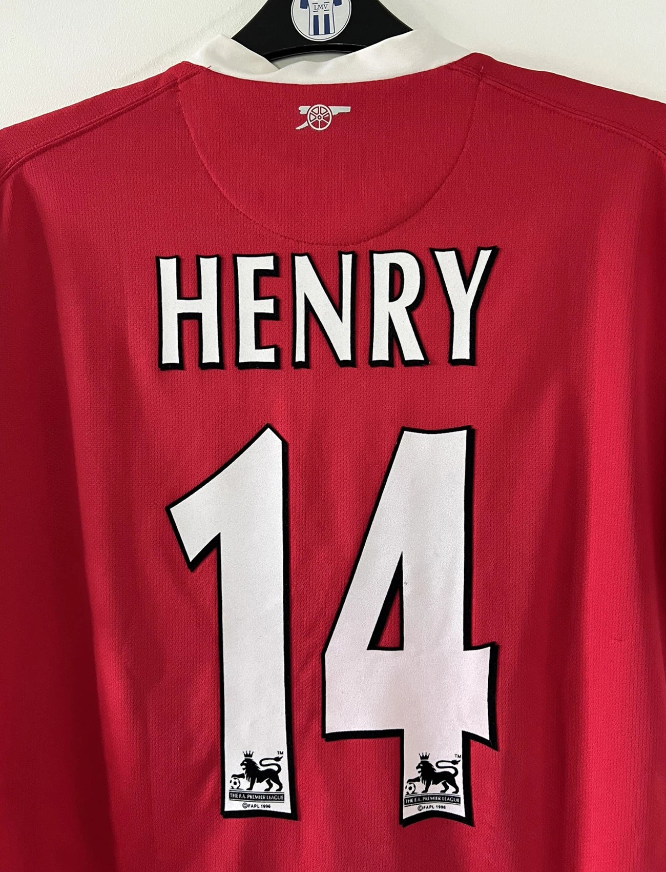 Maillot de foot vintage domicile rouge et blanc d'arsenal de la saison 2006-2007. On peut retrouver l'équipementier nike et le sponsor fly emirates. Le maillot est floqué du numéro 14 Thierry Henry. Il s'agit d'un maillot authentique d'époque comportant l'étiquette numéro 146769