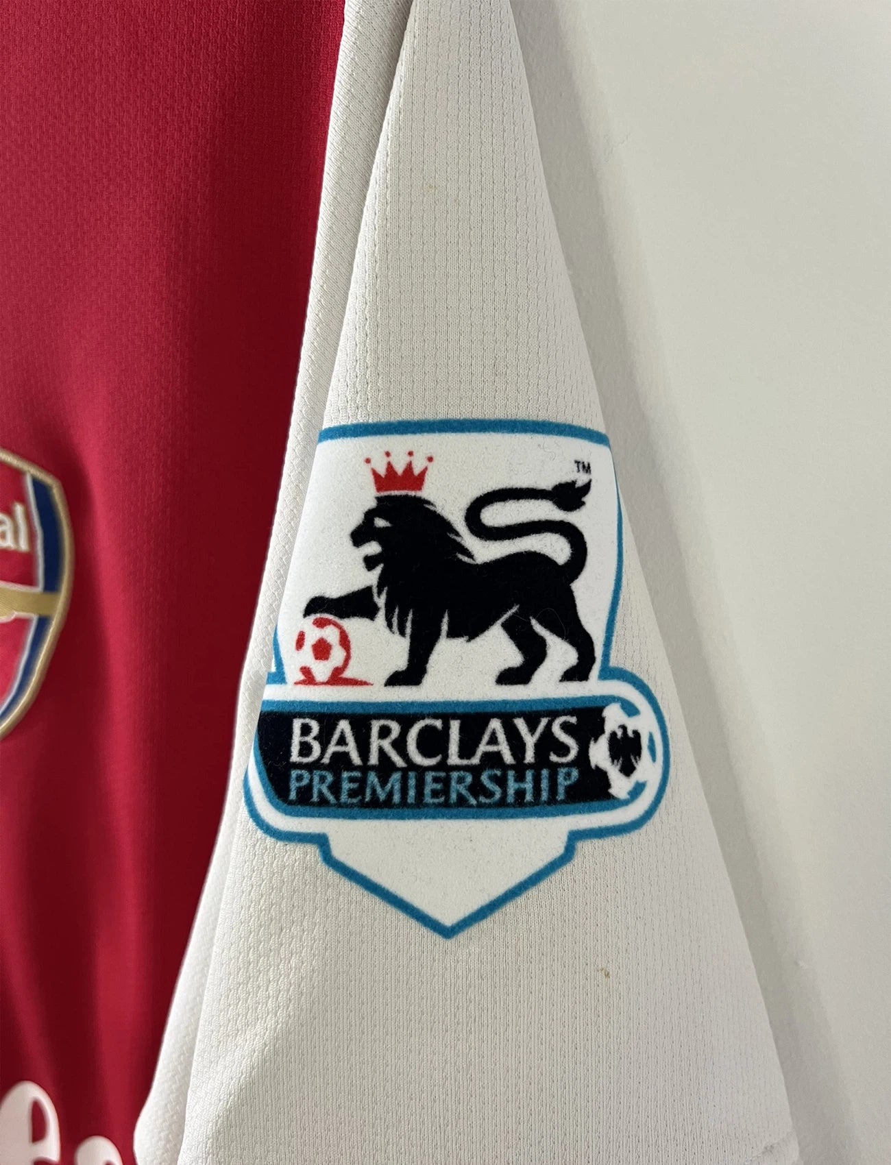 Maillot de foot vintage domicile rouge et blanc d'arsenal de la saison 2006-2007. On peut retrouver l'équipementier nike et le sponsor fly emirates. Le maillot est floqué du numéro 14 Thierry Henry. Il s'agit d'un maillot authentique d'époque comportant l'étiquette numéro 146769