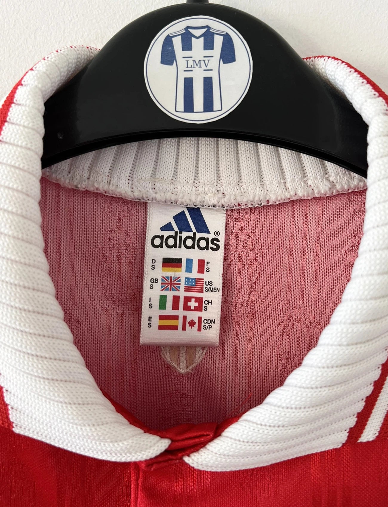 Maillot de foot vintage domicile rouge et blanc de l'AS Monaco de la saison 1997/1998. On peut retrouver l'équipementier Adidas et le sponsor Continental Edison. Il s'agit d'un maillot authentique d'époque.