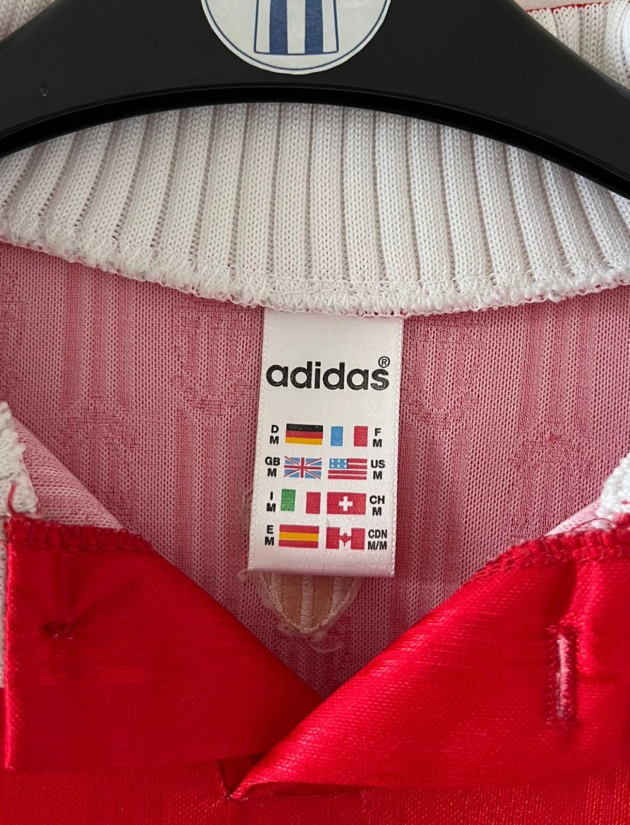 Maillot de foot vintage domicile rouge et blanc de l'as monaco saison 1997/1998. On peut retrouver l'équipementier Adidas et le sponsor Continental Edison. Il s'agit d'un maillot authentique d'époque.