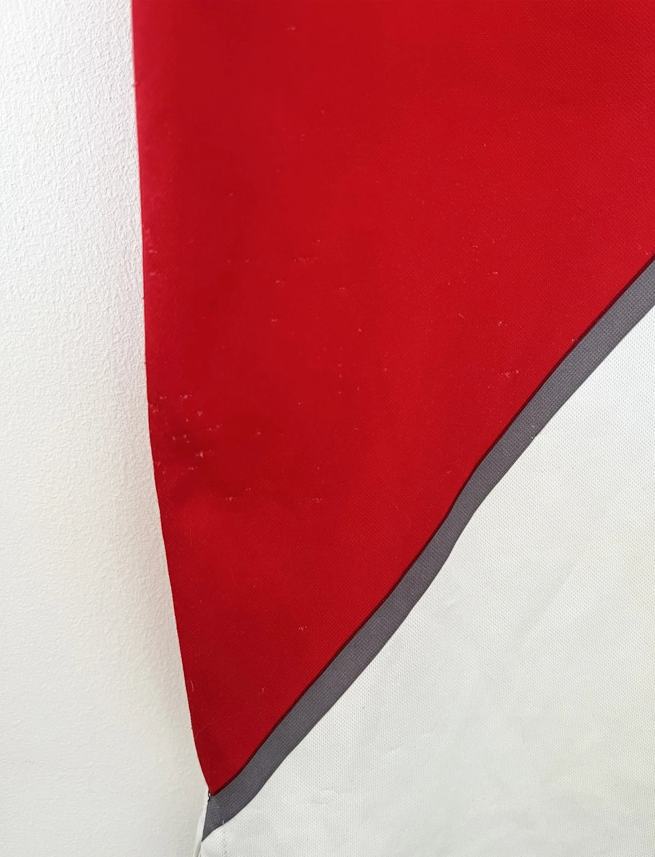Maillot de foot vintage domicile rouge et blanc de l'as monaco de la saison 1998 1999. On peut retrouver l'équipementier kappa. Le maillot est floqué du numéro 9 Trezeguet. Il s'agit d'un maillot authentique d'époque.