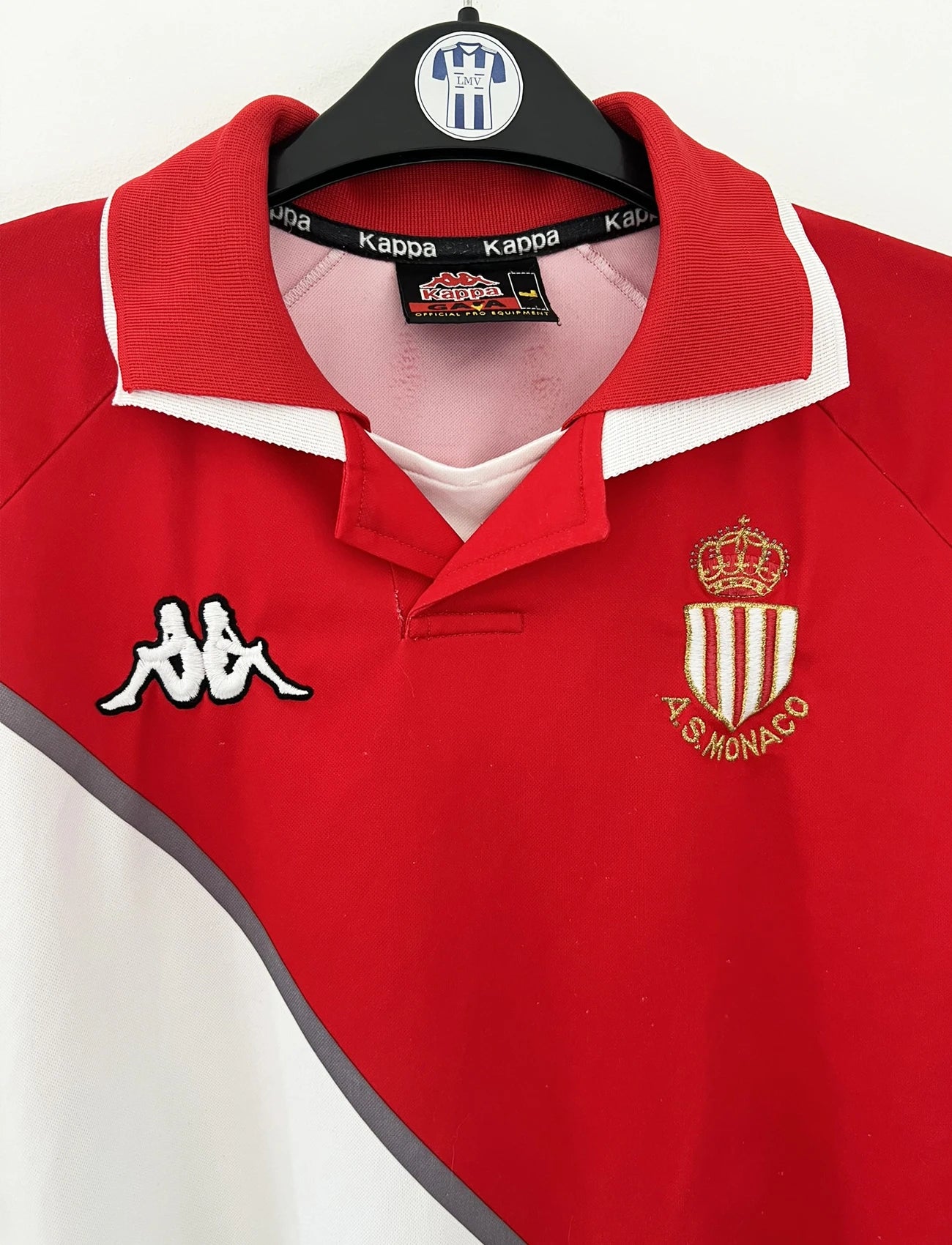 Maillot de foot vintage domicile rouge et blanc de l'as monaco de la saison 1998 1999. On peut retrouver l'équipementier kappa. Le maillot est floqué du numéro 9 Trezeguet. Il s'agit d'un maillot authentique d'époque.