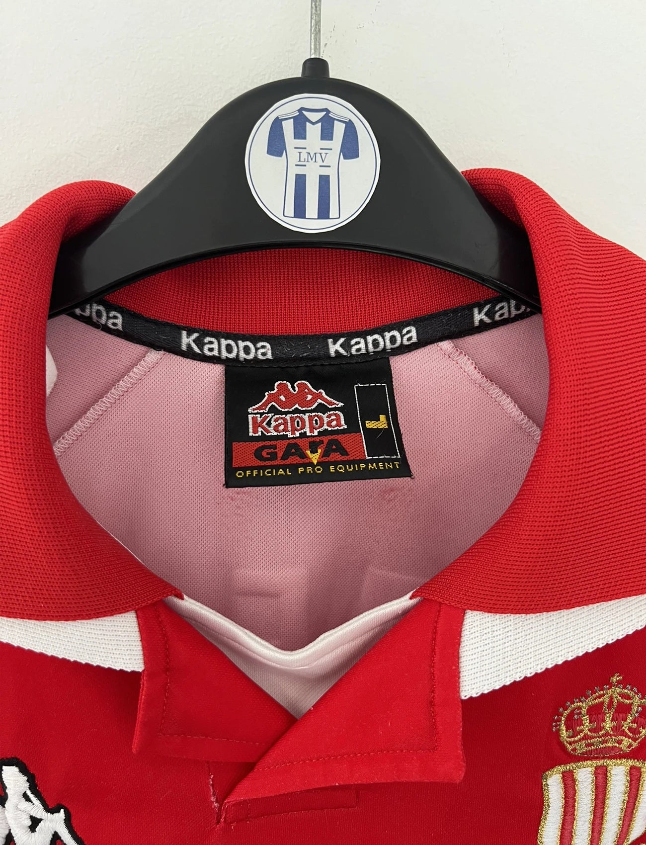 Maillot de foot vintage domicile rouge et blanc de l'as monaco de la saison 1998 1999. On peut retrouver l'équipementier kappa. Le maillot est floqué du numéro 9 Trezeguet. Il s'agit d'un maillot authentique d'époque.