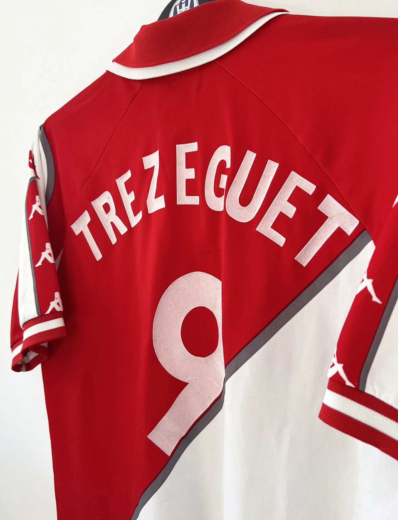 Maillot de foot vintage domicile rouge et blanc de l'as monaco de la saison 1998 1999. On peut retrouver l'équipementier kappa. Le maillot est floqué du numéro 9 Trezeguet. Il s'agit d'un maillot authentique d'époque.