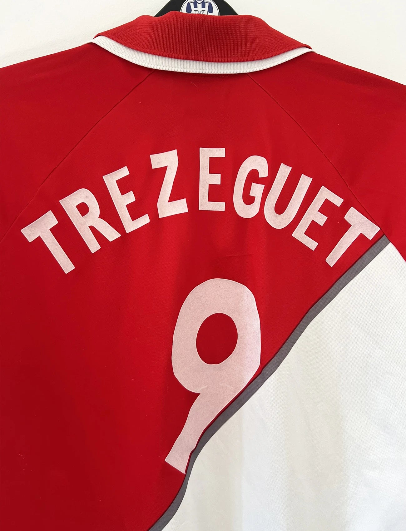 Maillot de foot vintage domicile rouge et blanc de l'as monaco de la saison 1998 1999. On peut retrouver l'équipementier kappa. Le maillot est floqué du numéro 9 Trezeguet. Il s'agit d'un maillot authentique d'époque.