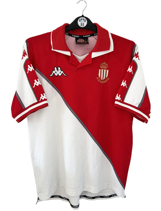 Maillot de foot vintage domicile rouge et blanc de l'as monaco de la saison 1998 1999. On peut retrouver l'équipementier kappa. Le maillot est floqué du numéro 9 Trezeguet. Il s'agit d'un maillot authentique d'époque.
