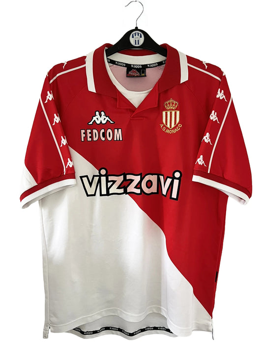 Maillot de foot vintage domicile de l'AS Monaco de la saison 2000-2001. On peut retrouver l'équipementier Kappa ainsi que les sponsor, Vizzazi, Fedcom et Gian Alberto Caporale. Le maillot est floqué du numéro 10 Marcelo Gallardo. Il s'agit d'un maillot authentique d'époque.