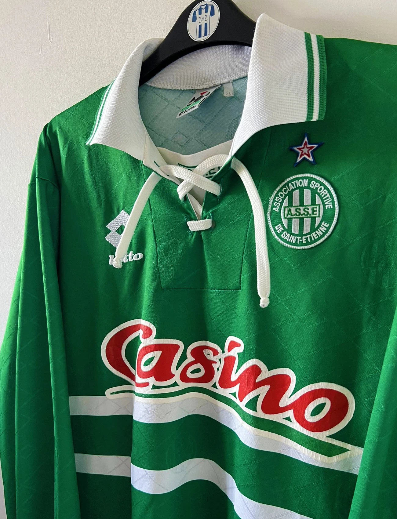 Maillot de foot vintage domicile vert de l'as saint etienne de la saison 1995/1997. On peut retrouver l'équipementier Lotto et le sponsor Casino. Il s'agit d'un maillot authentique d'époque.