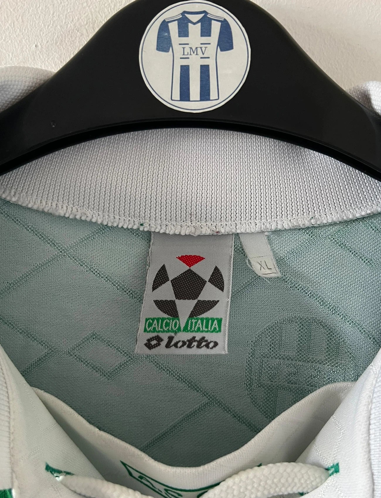 Maillot de foot vintage domicile vert de l'as saint etienne de la saison 1995/1997. On peut retrouver l'équipementier Lotto et le sponsor Casino. Il s'agit d'un maillot authentique d'époque.
