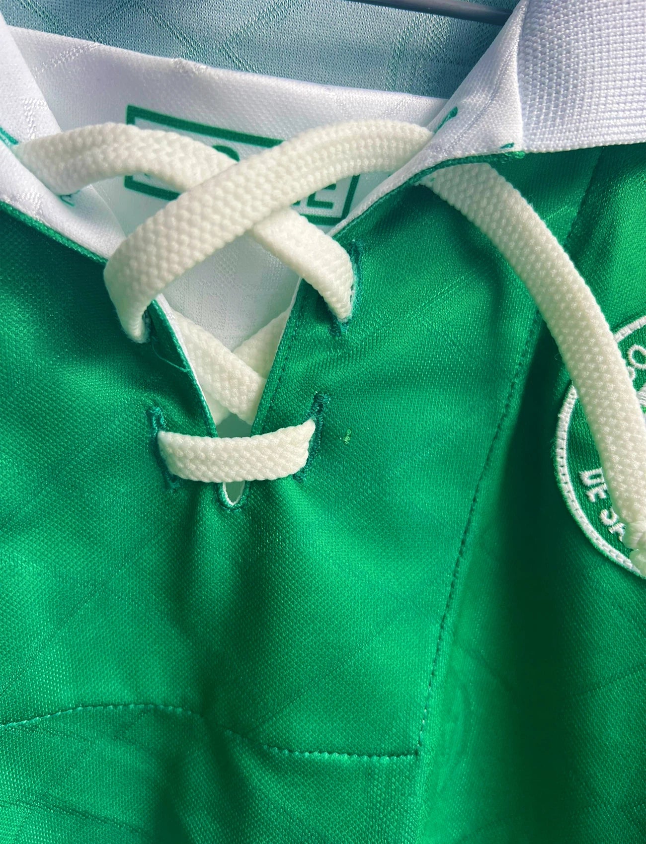 Maillot de foot vintage domicile vert de l'as saint etienne de la saison 1995/1997. On peut retrouver l'équipementier Lotto et le sponsor Casino. Il s'agit d'un maillot authentique d'époque.