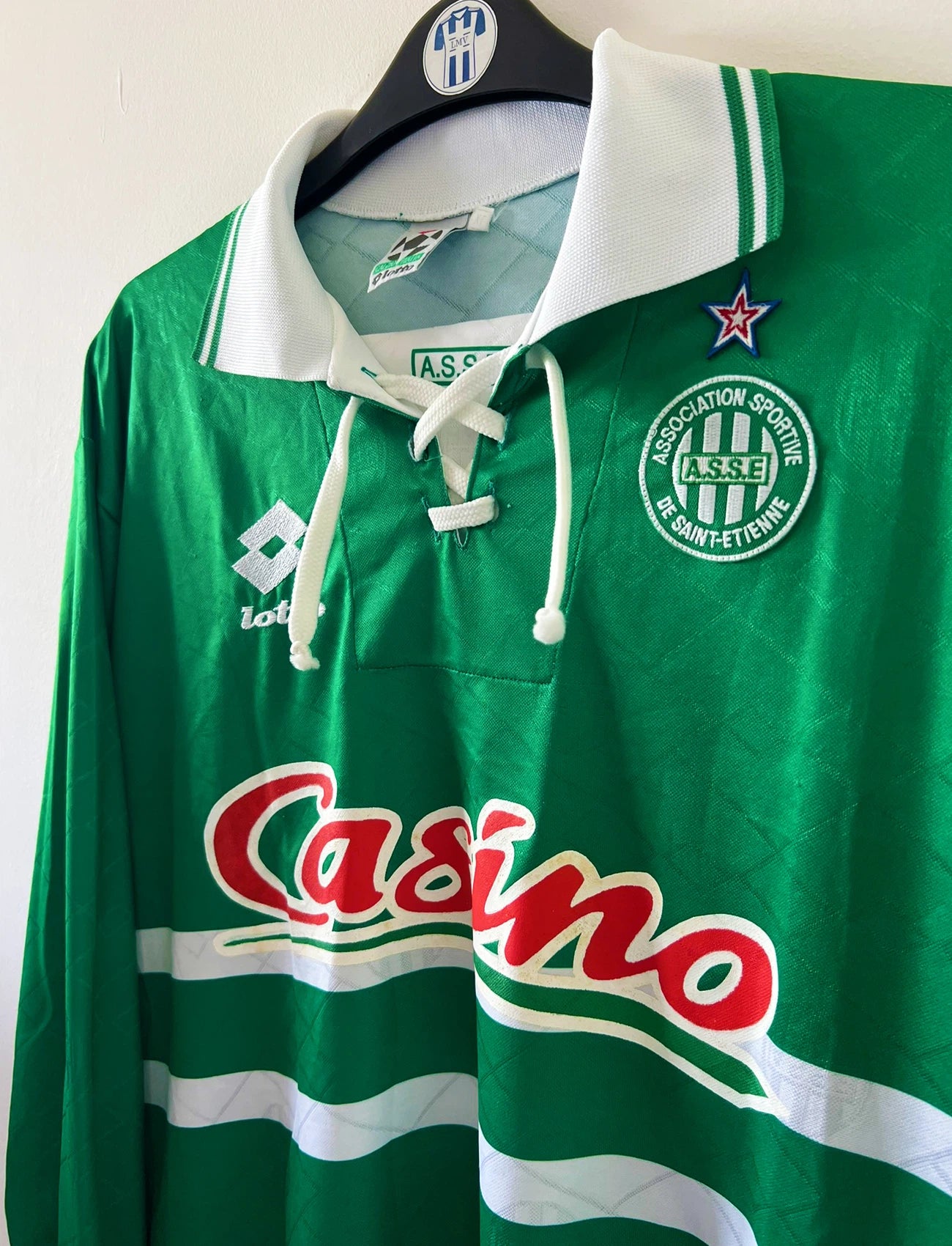 Maillot de foot vintage domicile vert de l'as saint etienne de la saison 1995/1997. On peut retrouver l'équipementier Lotto et le sponsor Casino. Il s'agit d'un maillot authentique d'époque.