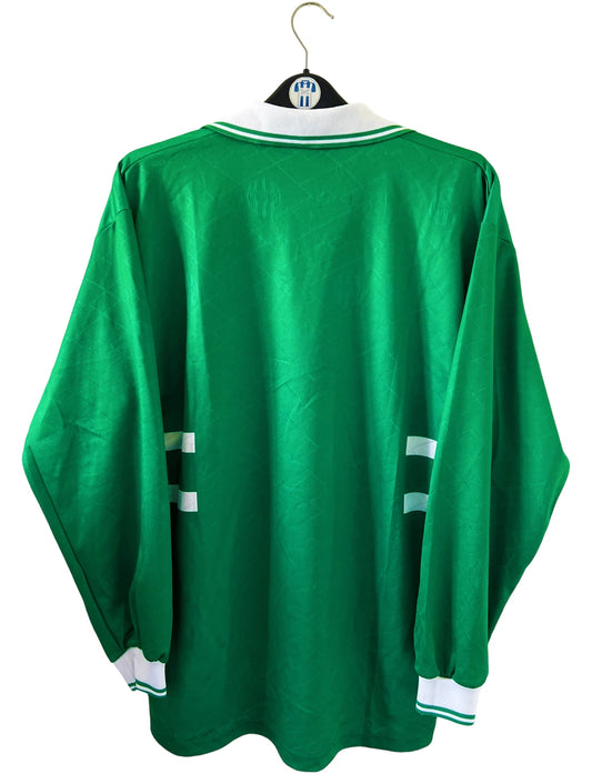 Maillot de foot vintage domicile vert de l'as saint etienne de la saison 1995/1997. On peut retrouver l'équipementier Lotto et le sponsor Casino. Il s'agit d'un maillot authentique d'époque.