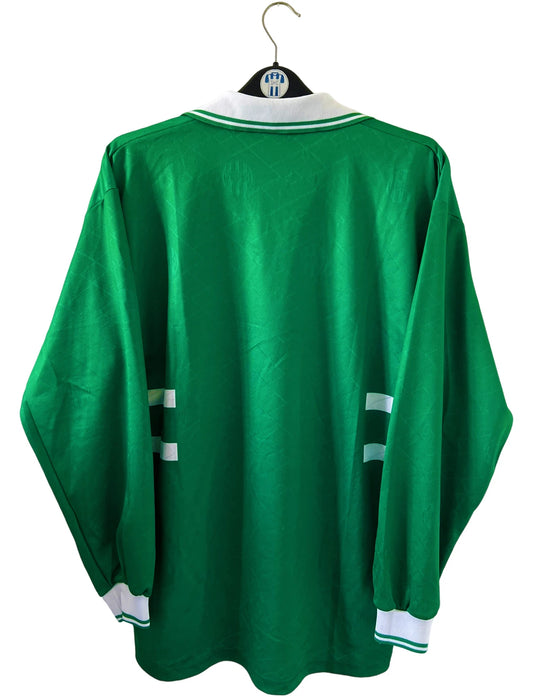 Maillot de foot vintage domicile vert de l'as saint etienne de la saison 1995/1997. On peut retrouver l'équipementier Lotto et le sponsor Casino. Il s'agit d'un maillot authentique d'époque.