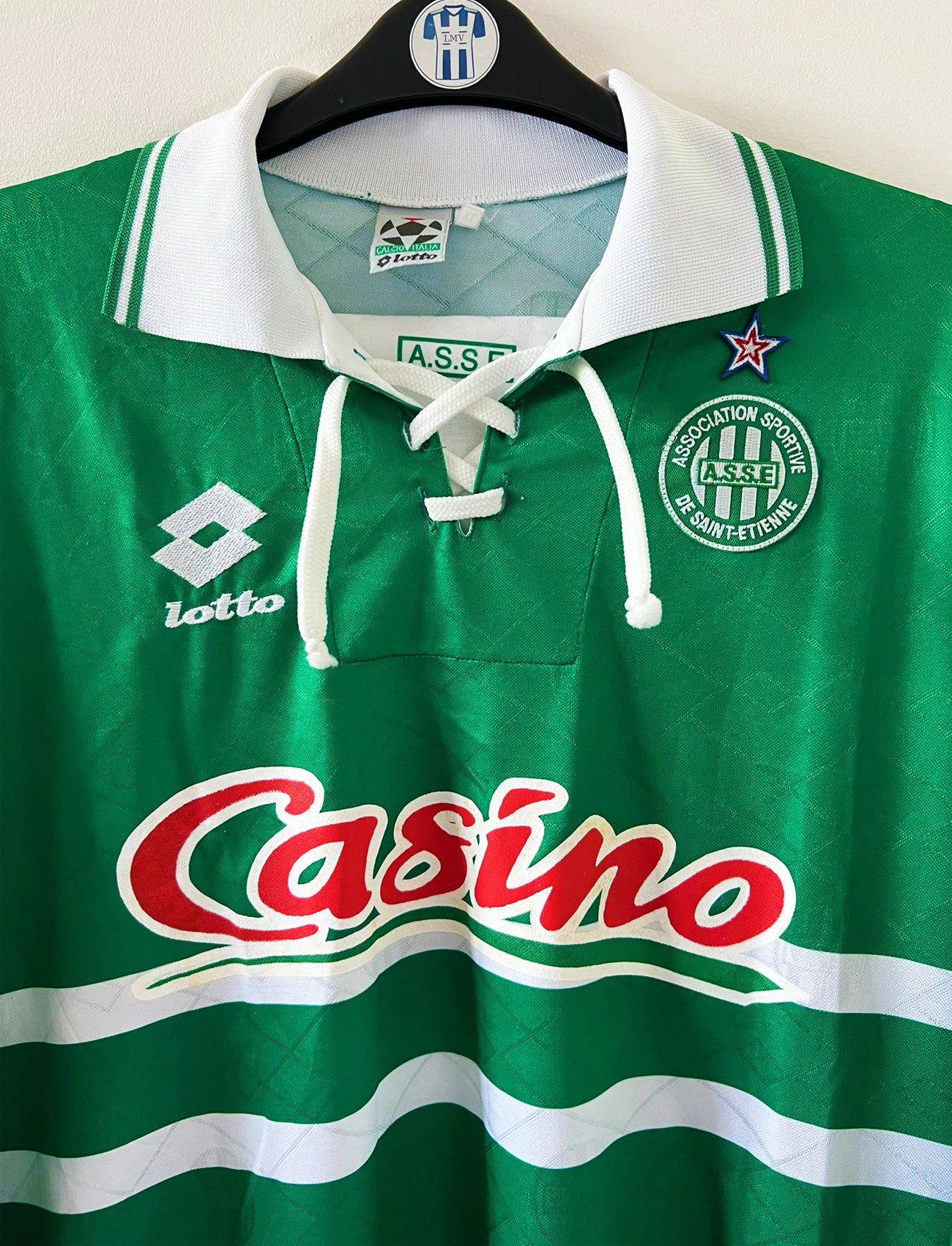 Maillot de foot vintage domicile vert de l'as saint etienne de la saison 1995/1997. On peut retrouver l'équipementier Lotto et le sponsor Casino. Il s'agit d'un maillot authentique d'époque.