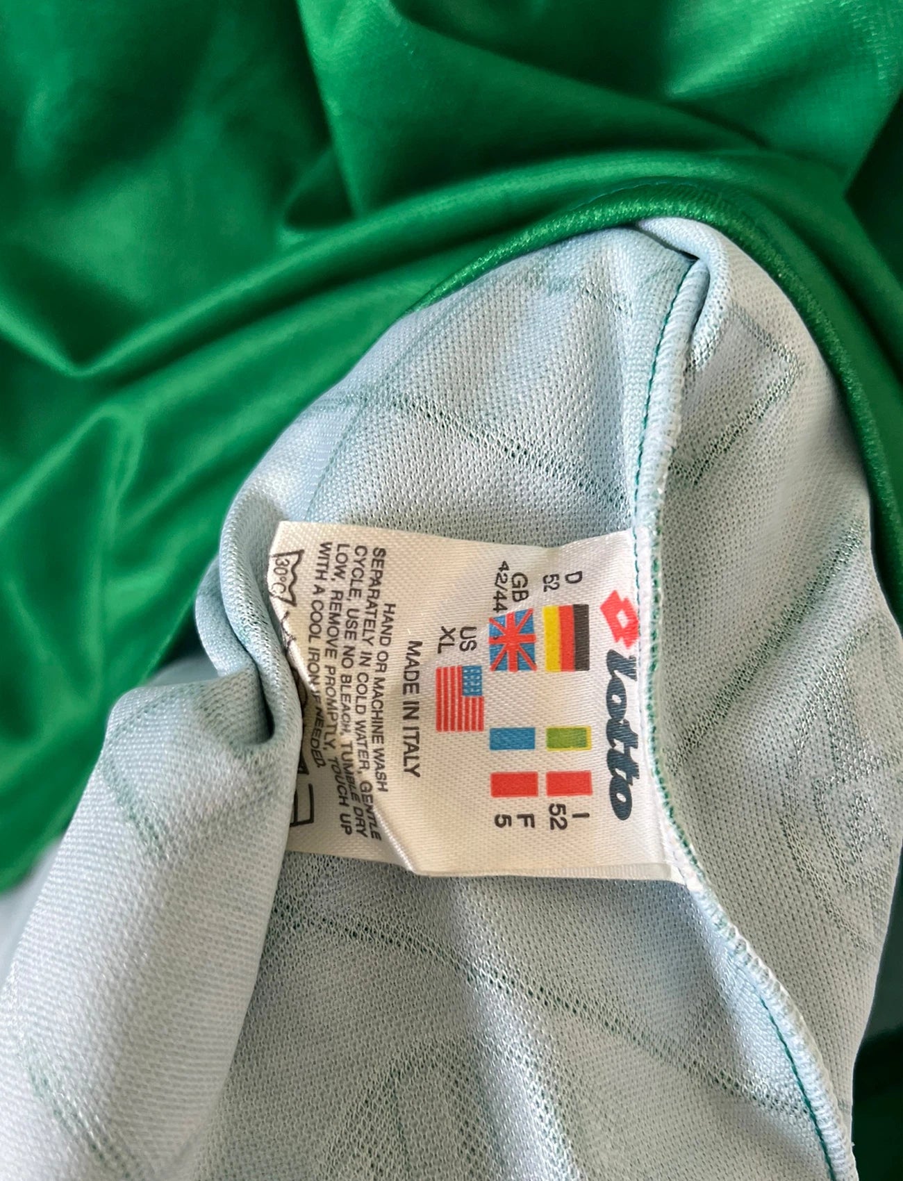 Maillot de foot vintage domicile vert de l'as saint etienne de la saison 1995/1997. On peut retrouver l'équipementier Lotto et le sponsor Casino. Il s'agit d'un maillot authentique d'époque.