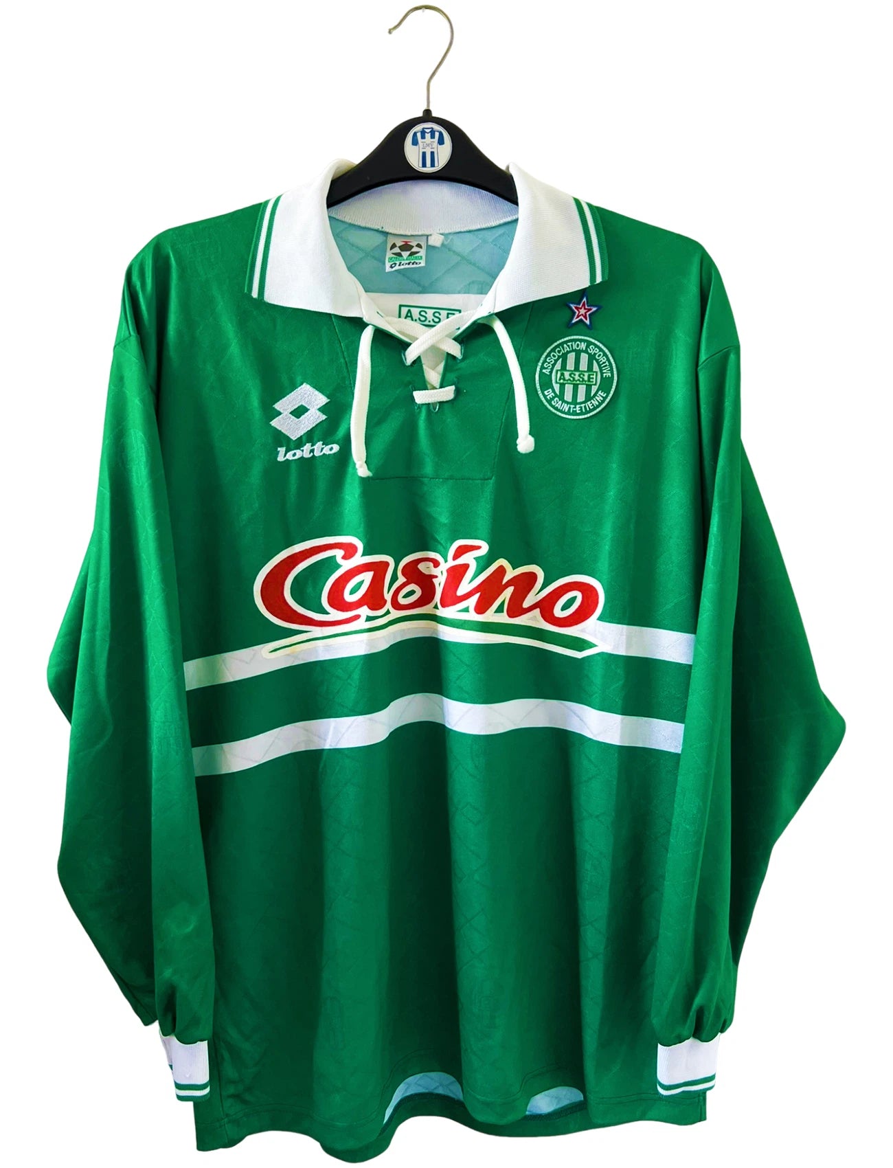 Maillot de foot vintage domicile vert de l'as saint etienne de la saison 1995/1997. On peut retrouver l'équipementier Lotto et le sponsor Casino. Il s'agit d'un maillot authentique d'époque.