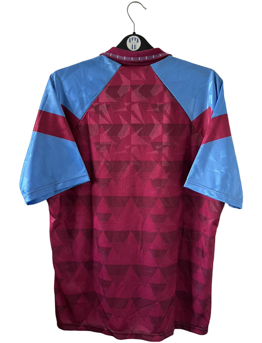 Maillot de foot vintage domicile rouge et bleu d'aston villa de la saison 1990/1992. On peut retrouver l'équipementier Umbro et le sponsor Mita Copiers. Il s'agit d'un maillot authentique d'époque.