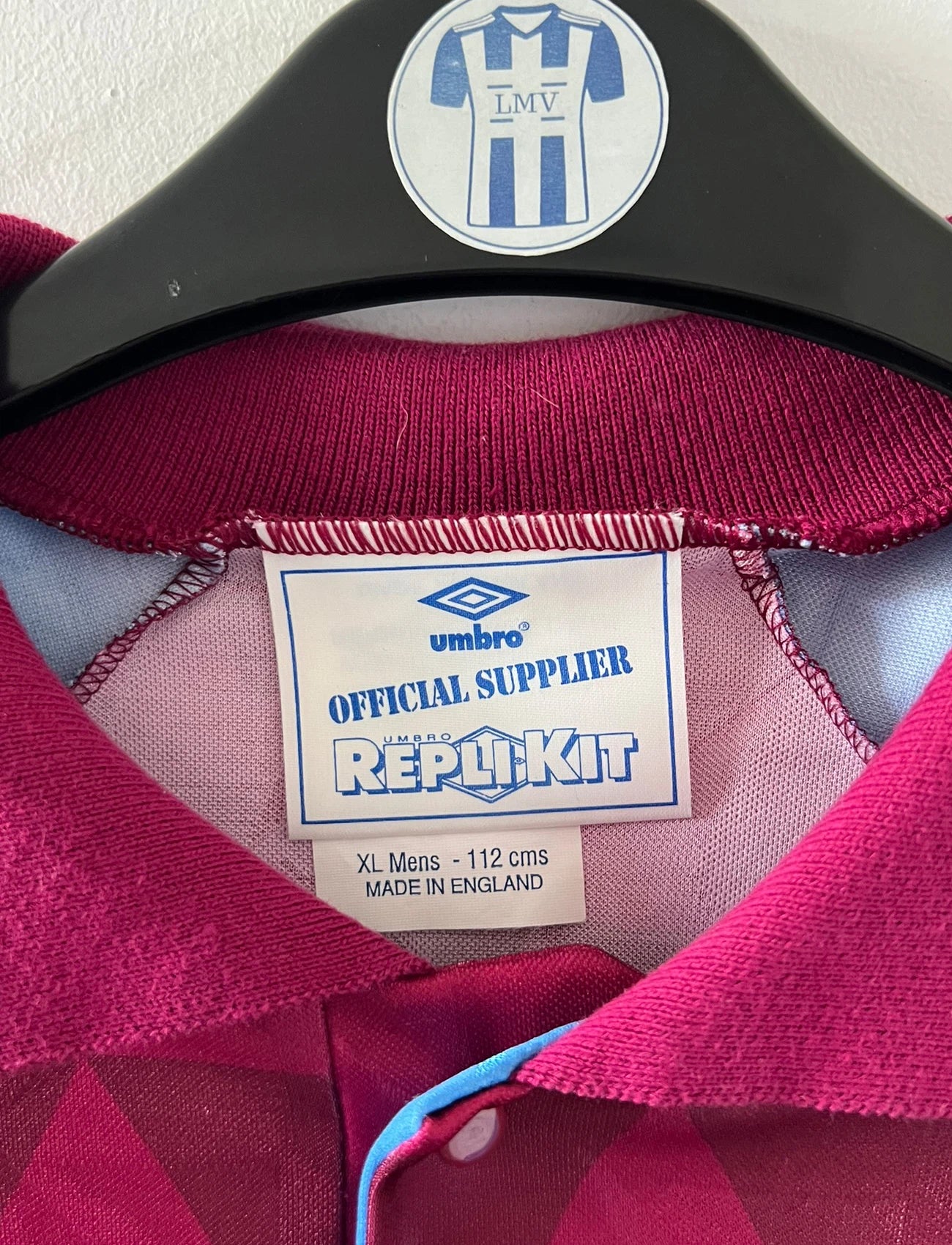 Maillot de foot vintage domicile rouge et bleu d'aston villa de la saison 1990/1992. On peut retrouver l'équipementier Umbro et le sponsor Mita Copiers. Il s'agit d'un maillot authentique d'époque.