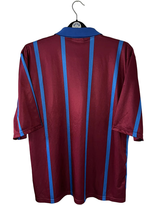 Maillot de foot vintage domicile rouge et bleu d'aston villa saison 1994/1995. On peut retrouver l'équipementier Asics et le sponsor Muller. Il s'agit d'un maillot authentique d'époque.