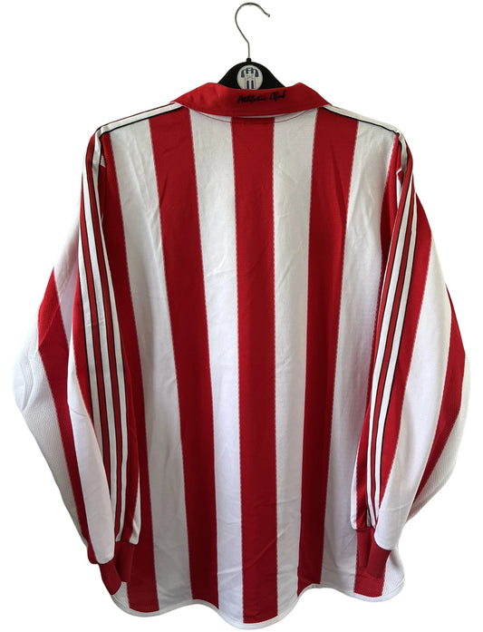 Maillot de foot vintage domicile rouge et blanc de l'Athletic Bilbao de la saison 1999/2001. On peut retrouver l'équipementier Adidas. Il s'agit d'un maillot authentique d'époque issu du stock pro.