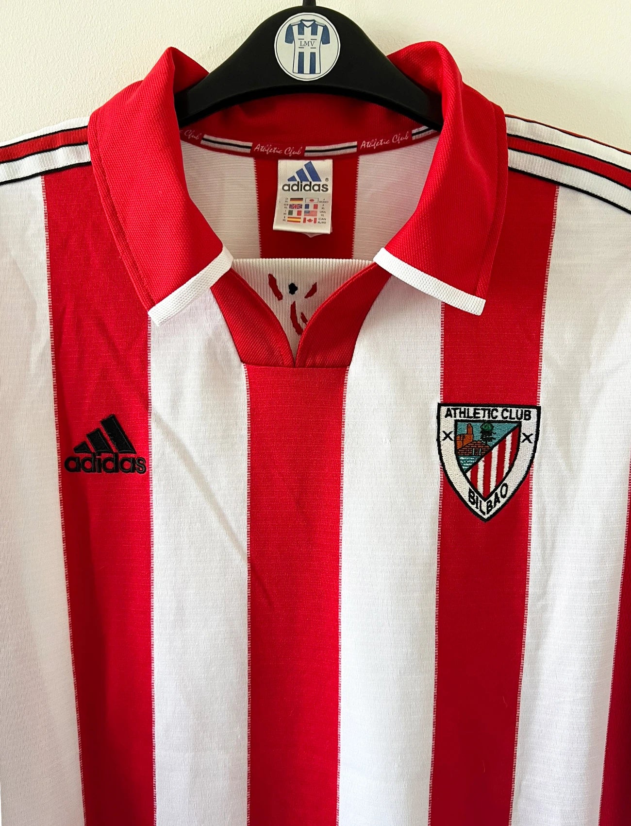 Maillot de foot vintage domicile rouge et blanc de l'Athletic Bilbao de la saison 1999/2001. On peut retrouver l'équipementier Adidas. Il s'agit d'un maillot authentique d'époque issu du stock pro.