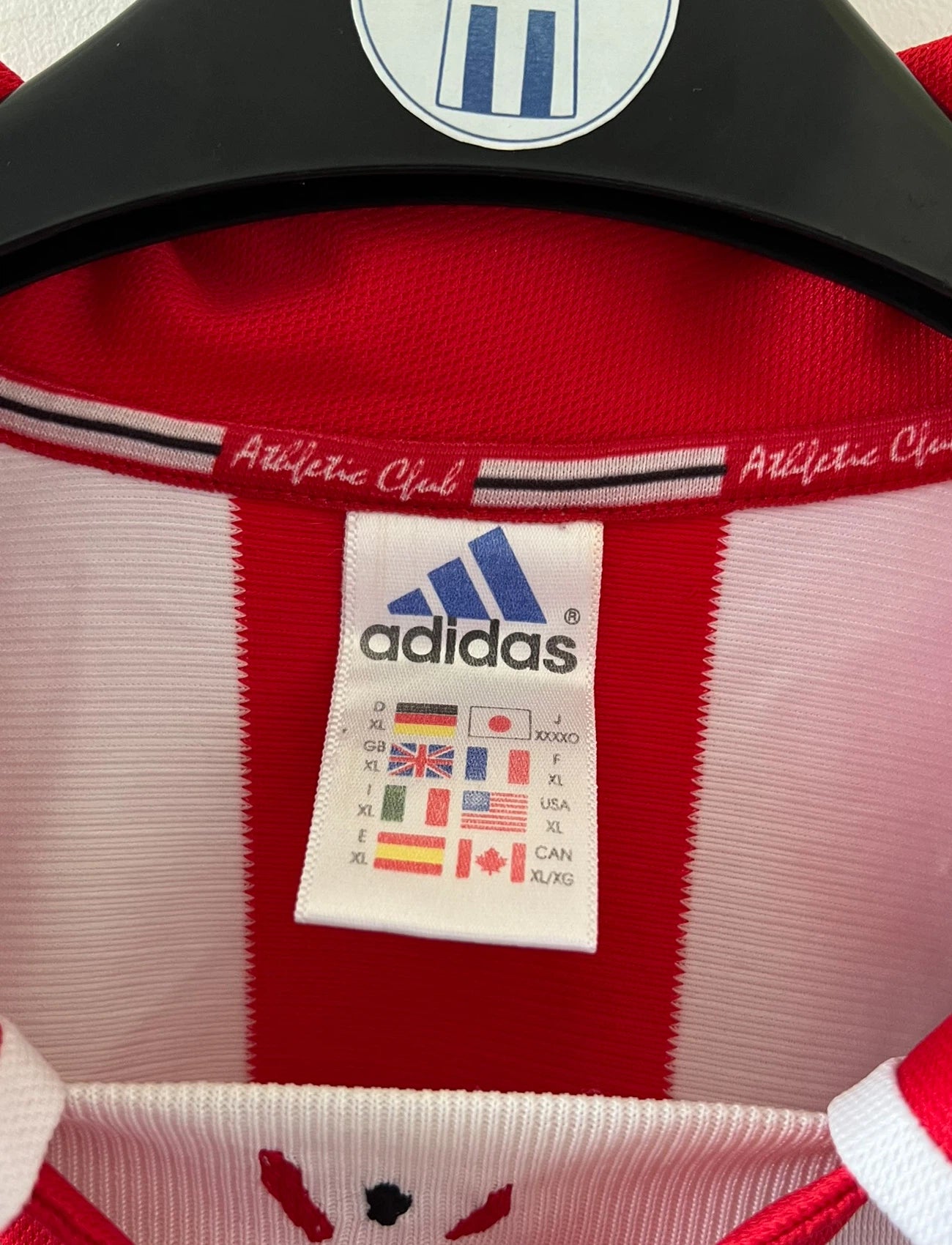 Maillot de foot vintage domicile rouge et blanc de l'Athletic Bilbao de la saison 1999/2001. On peut retrouver l'équipementier Adidas. Il s'agit d'un maillot authentique d'époque issu du stock pro.