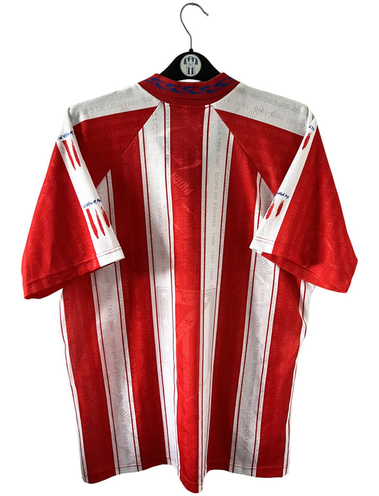 Maillot de foot vintage domicile rouge et blanc de l'atletico madrid 1995/1996. On peut retrouver l'équipementier Puma et le sponsor Marbella. Il s'agit d'un maillot authentique d'époque.