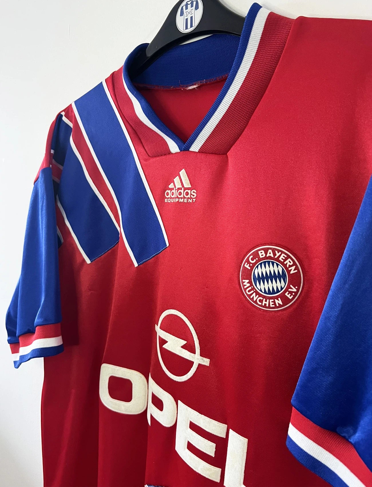 Maillot de foot vintage domicile rouge du Bayern Munich de la saison 1993/1995. On peut retrouver l'équipementier Adidas et le sponsor Opel. Il s'agit d'un maillot authentique d'époque.