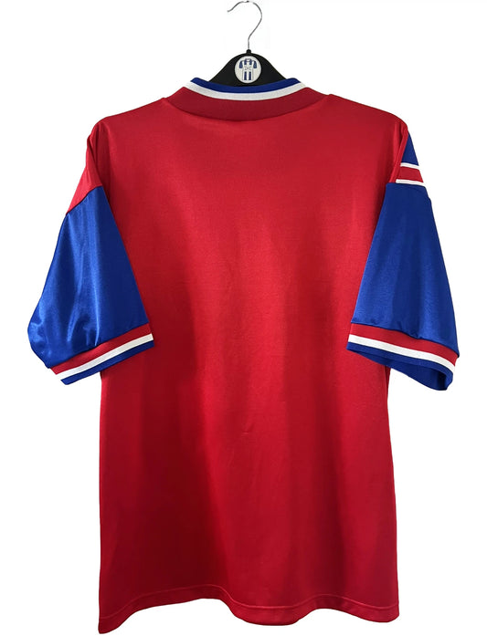 Maillot de foot vintage domicile rouge du Bayern Munich de la saison 1993/1995. On peut retrouver l'équipementier Adidas et le sponsor Opel. Il s'agit d'un maillot authentique d'époque.