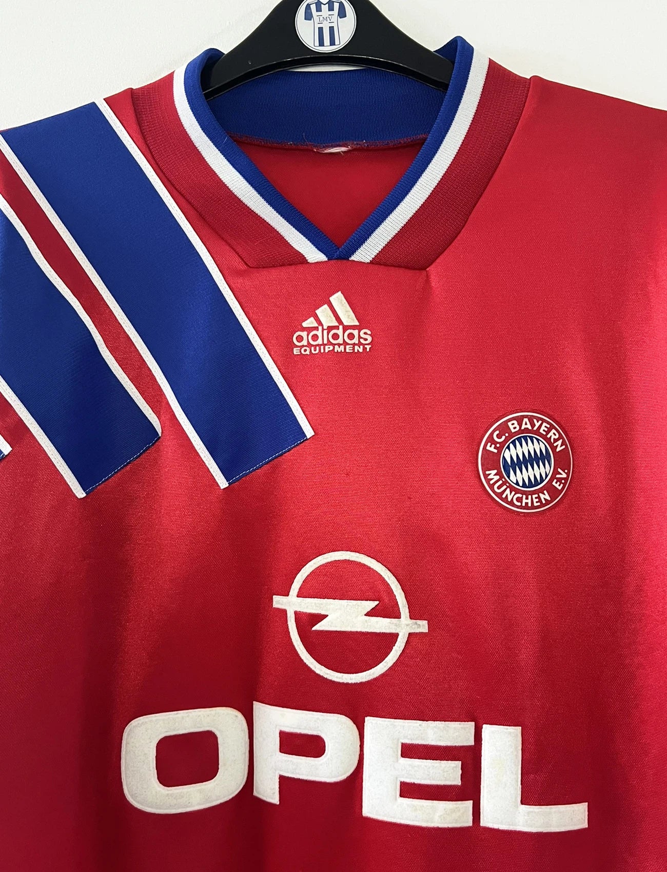 Maillot de foot vintage domicile rouge du Bayern Munich de la saison 1993/1995. On peut retrouver l'équipementier Adidas et le sponsor Opel. Il s'agit d'un maillot authentique d'époque.