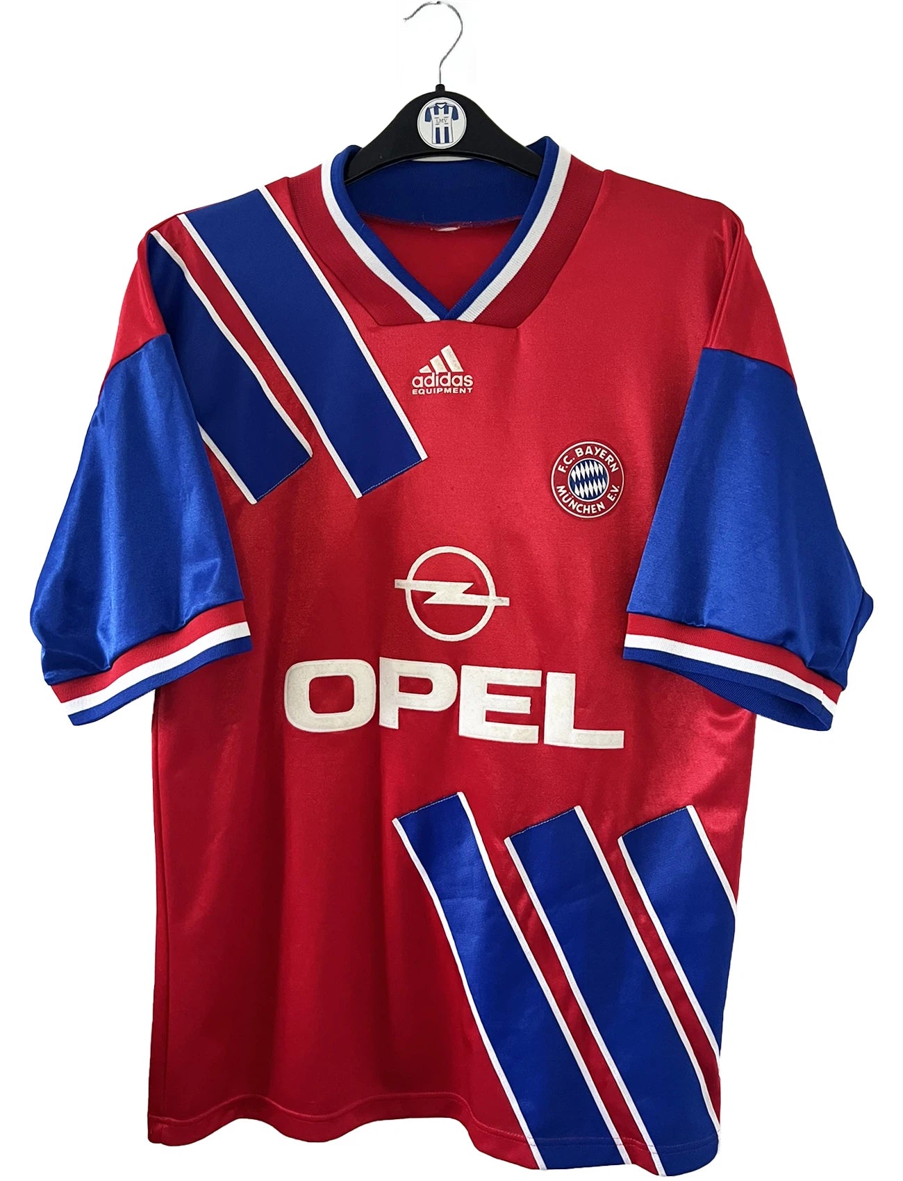 Maillot de foot vintage domicile rouge du Bayern Munich de la saison 1993/1995. On peut retrouver l'équipementier Adidas et le sponsor Opel. Il s'agit d'un maillot authentique d'époque.