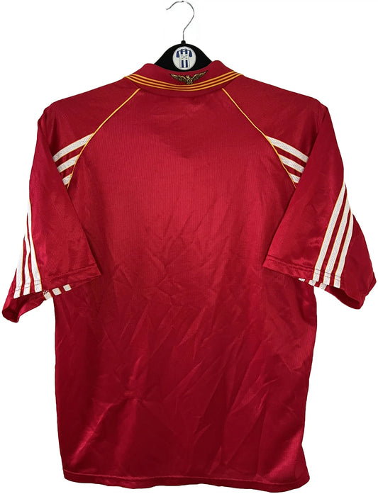 Maillot de foot vintage domicile rouge du Benfica de la saison 1998/1999. On peut retrouver l'équipementier Adidas et le sponsor Telecel. Il s'agit d'un maillot authentique d'époque.