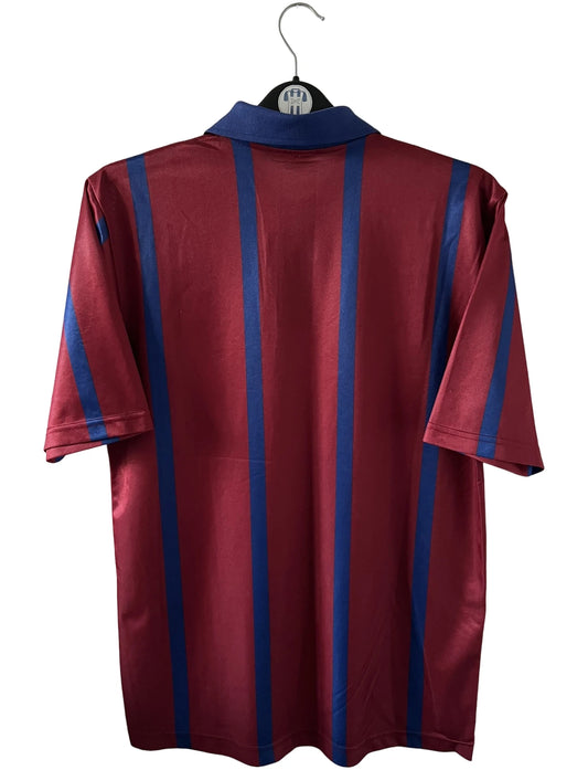 Maillot de foot vintage domicile rouge et bleu des girondins de bordeaux 1994/1995. On peut retrouver l'équipementier Asics et le sponsor Panzani. Il s'agit d'un maillot authentique d'époque.