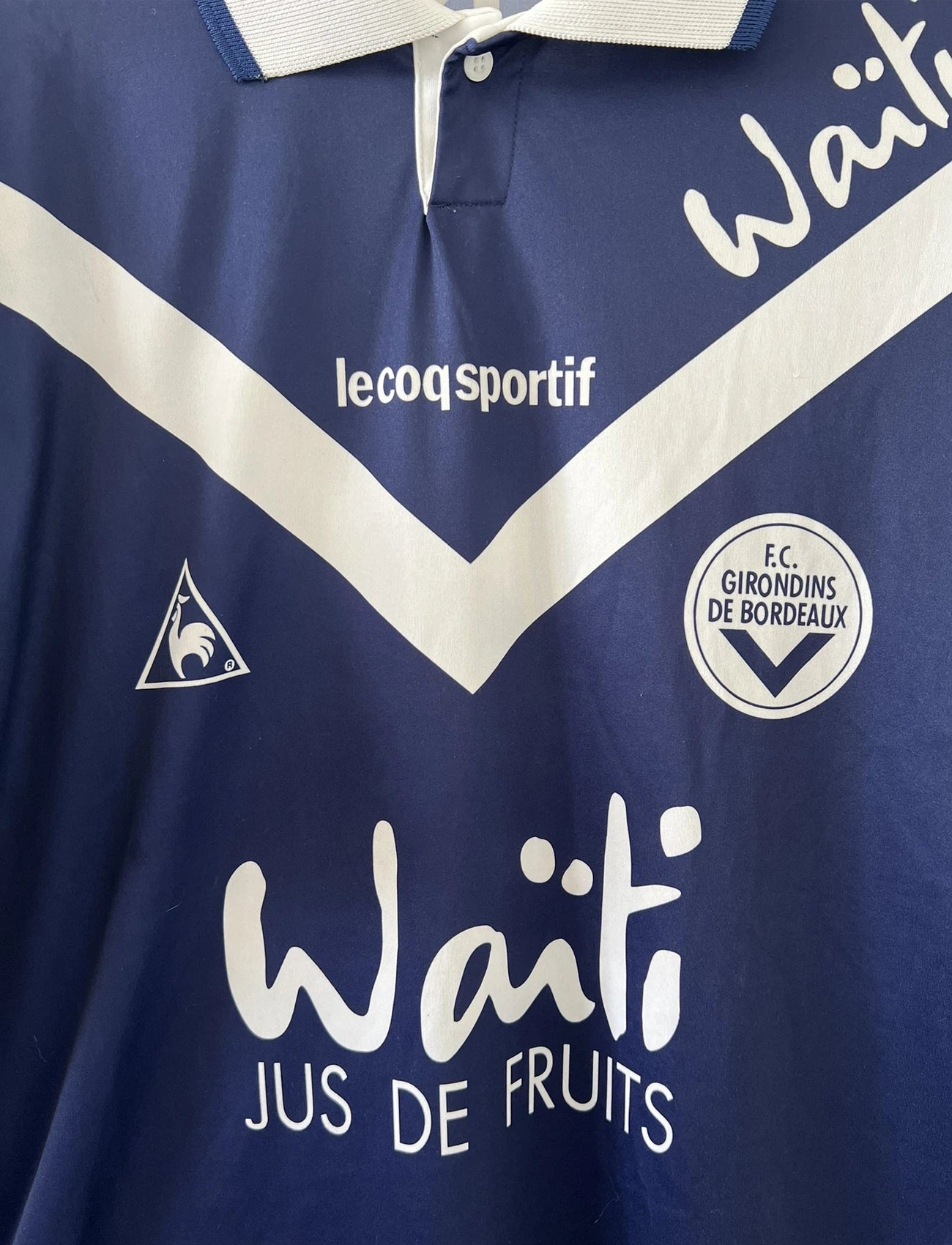Maillot de foot vintage domicile des girondins de bordeaux de la saison 1996/1997. Le maillot est de couleur bleu et blanc. On peut retrouver l'équipementier le coq sportif et le sponsor waiti. Le maillot est floqué du numéro 27 Jean Pierre Papin. Il s'agit d'un maillot authentique d'époque