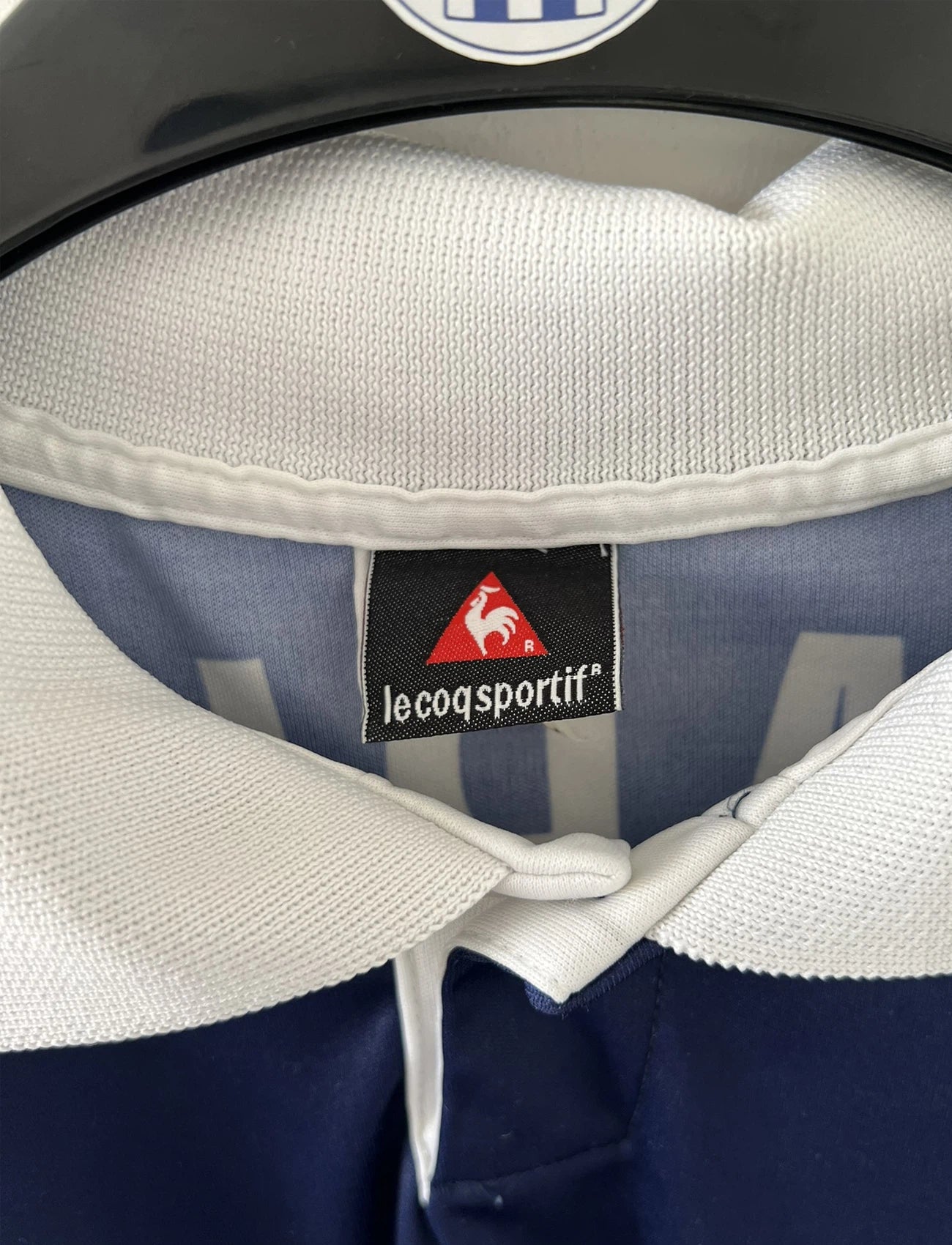 Maillot de foot vintage domicile des girondins de bordeaux de la saison 1996/1997. Le maillot est de couleur bleu et blanc. On peut retrouver l'équipementier le coq sportif et le sponsor waiti. Le maillot est floqué du numéro 27 Jean Pierre Papin. Il s'agit d'un maillot authentique d'époque