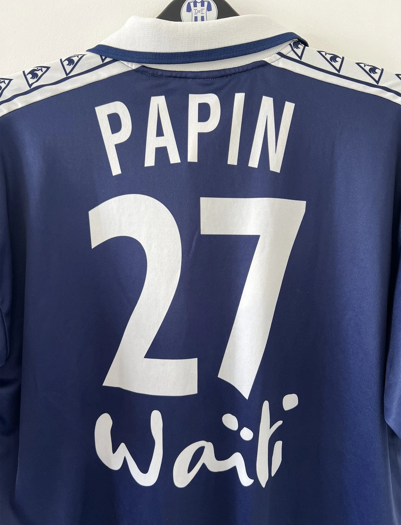 Maillot de foot vintage domicile des girondins de bordeaux de la saison 1996/1997. Le maillot est de couleur bleu et blanc. On peut retrouver l'équipementier le coq sportif et le sponsor waiti. Le maillot est floqué du numéro 27 Jean Pierre Papin. Il s'agit d'un maillot authentique d'époque