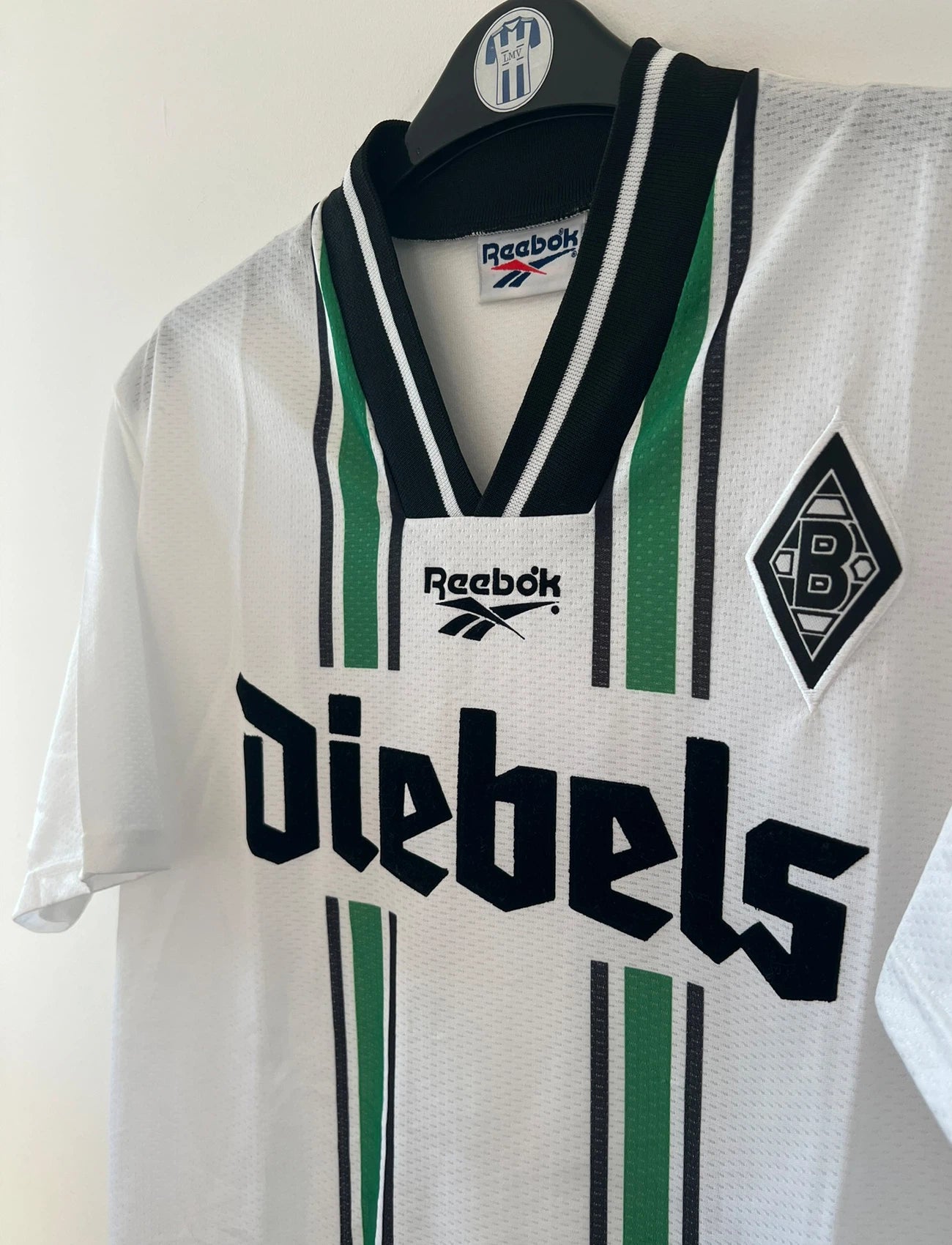Maillot de foot vintage domicile blanc du Borussia Monchengladbach saison 1996/1997. On peut retrouver l'équipementier Reebok et le sponsor Diebels. Il s'agit d'un maillot authentique d'époque.