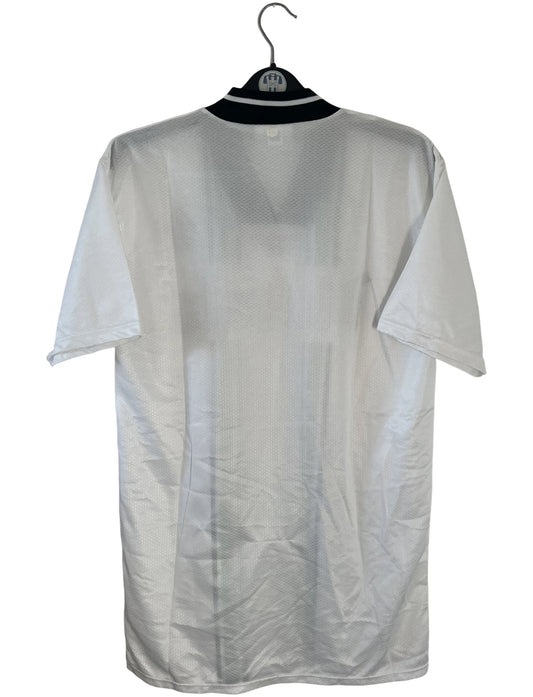 Maillot de foot vintage domicile blanc du Borussia Monchengladbach saison 1996/1997. On peut retrouver l'équipementier Reebok et le sponsor Diebels. Il s'agit d'un maillot authentique d'époque.