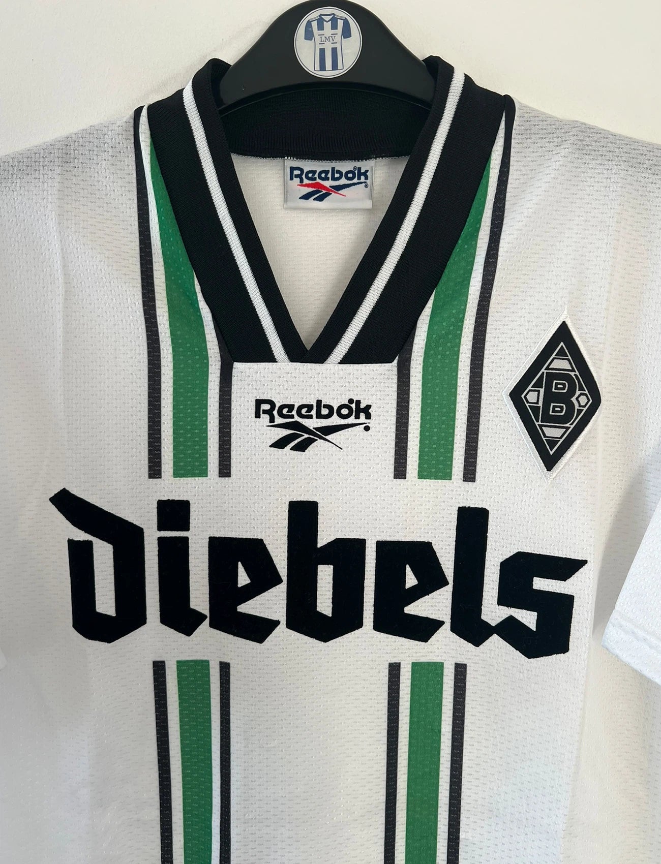 Maillot de foot vintage domicile blanc du Borussia Monchengladbach saison 1996/1997. On peut retrouver l'équipementier Reebok et le sponsor Diebels. Il s'agit d'un maillot authentique d'époque.
