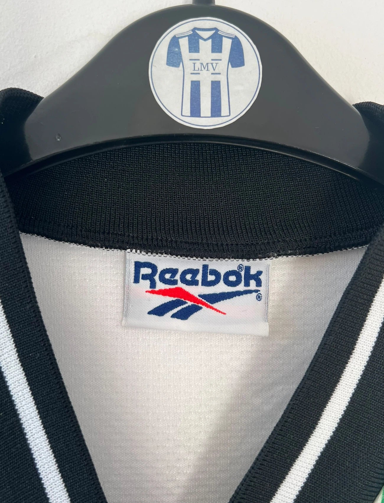 Maillot de foot vintage domicile blanc du Borussia Monchengladbach saison 1996/1997. On peut retrouver l'équipementier Reebok et le sponsor Diebels. Il s'agit d'un maillot authentique d'époque.