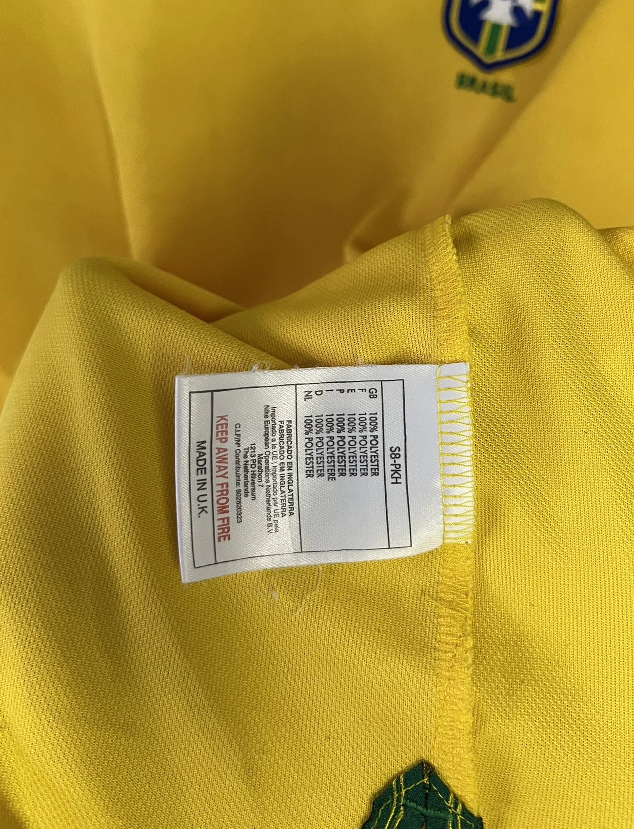 Maillot de foot vintage domicile jaune du brésil 1998. On peut retrouver l'équipementier Nike. Il s'agit d'un maillot authentique d'époque.