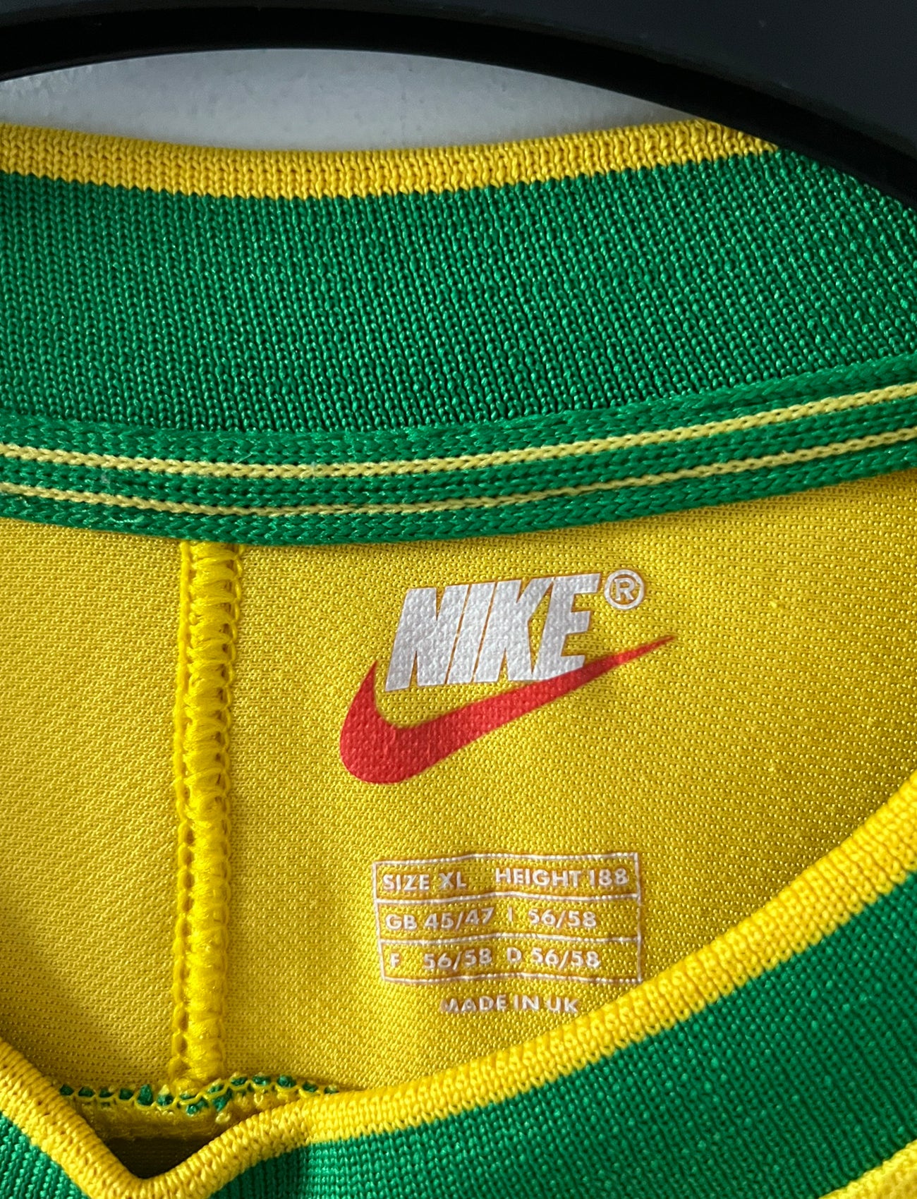 Maillot de foot vintage domicile jaune du bresil 1998. On peut retrouver l'équipementier Nike. Le maillot est floqué du numéro 9 Ronaldo. Il s'agit d'un maillot authentique d'époque.