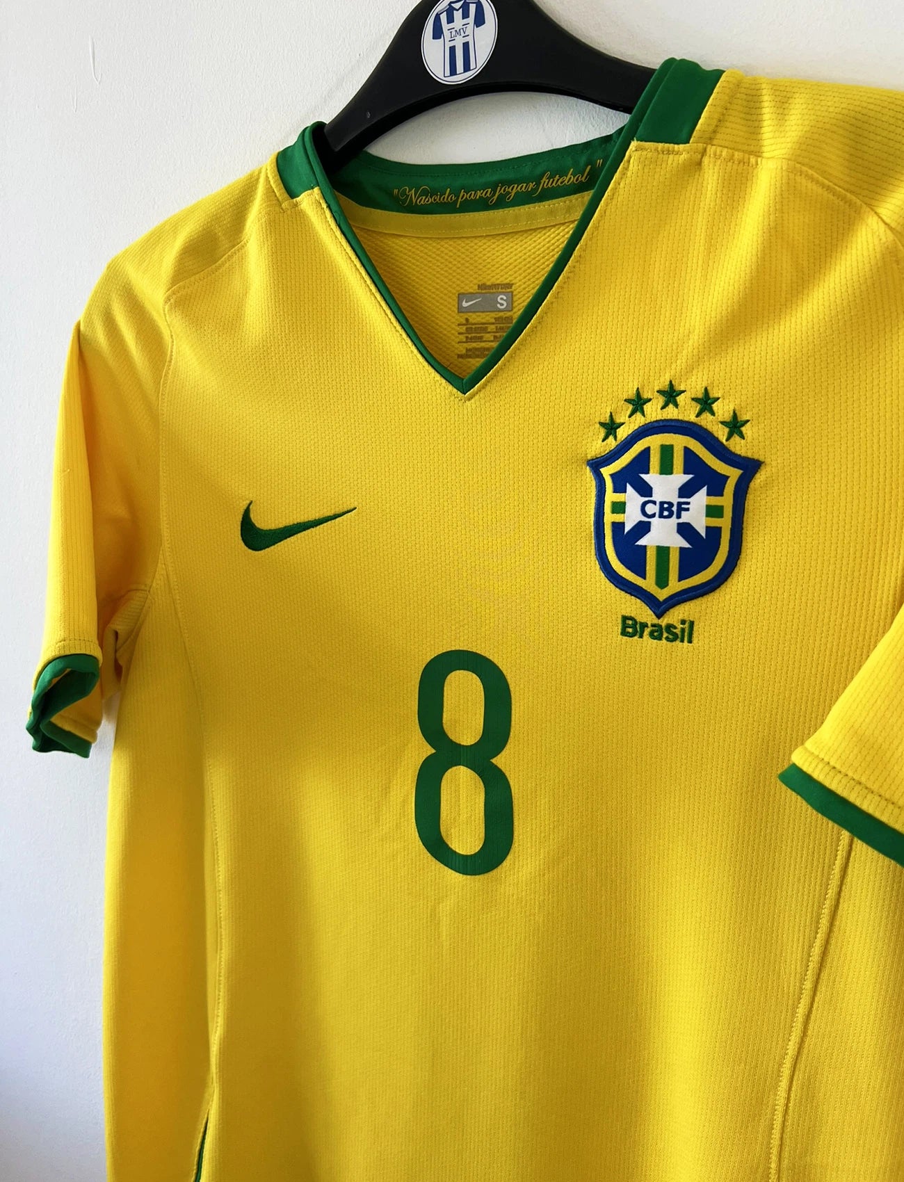 Maillot de foot vintage domicile du Brésil de la saison 2008/2010. On peut retrouver l'équipementier Nike. Le maillot est floqué du numéro 8 Kaka. Il s'agit d'un maillot authentique d'époque comportant les numéros 258949-703.