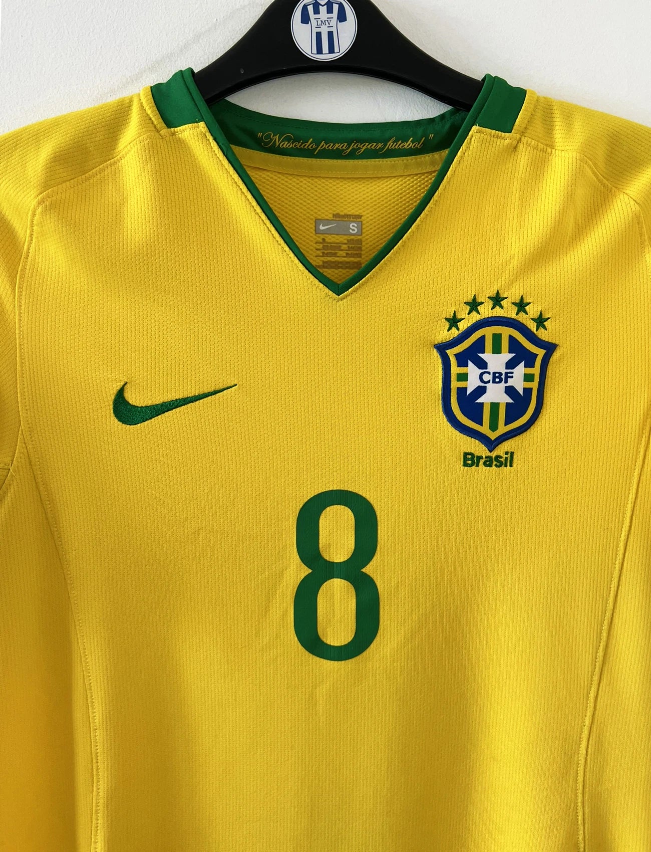 Maillot de foot vintage domicile du Brésil de la saison 2008/2010. On peut retrouver l'équipementier Nike. Le maillot est floqué du numéro 8 Kaka. Il s'agit d'un maillot authentique d'époque comportant les numéros 258949-703.