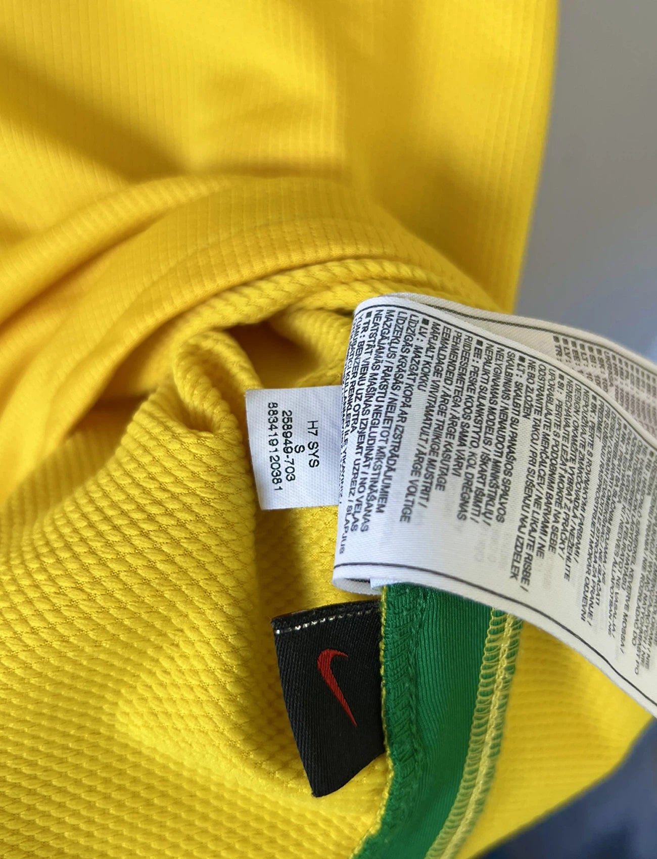 Maillot de foot vintage domicile du Brésil de la saison 2008/2010. On peut retrouver l'équipementier Nike. Le maillot est floqué du numéro 8 Kaka. Il s'agit d'un maillot authentique d'époque comportant les numéros 258949-703.