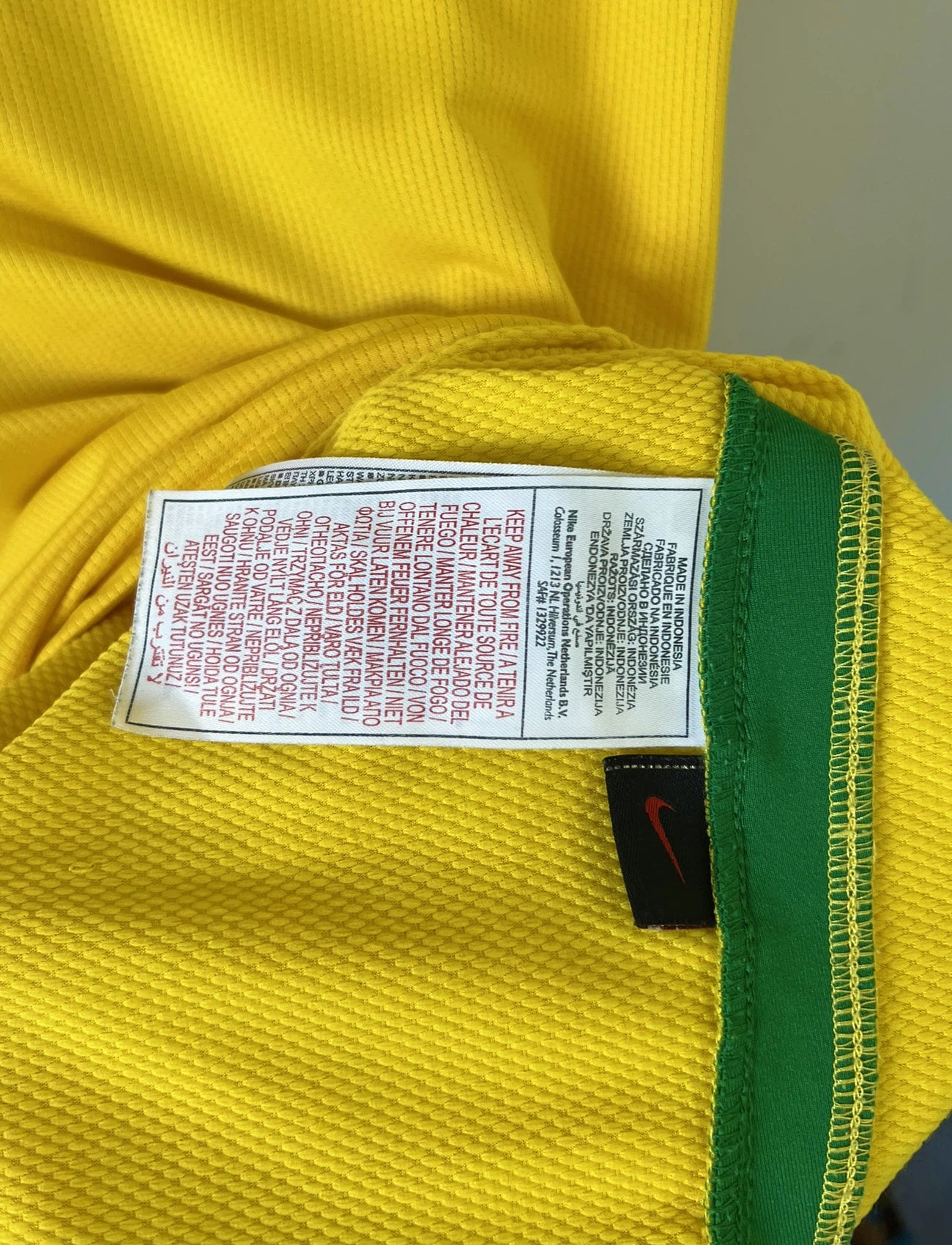 Maillot de foot vintage domicile du Brésil de la saison 2008/2010. On peut retrouver l'équipementier Nike. Le maillot est floqué du numéro 8 Kaka. Il s'agit d'un maillot authentique d'époque comportant les numéros 258949-703.