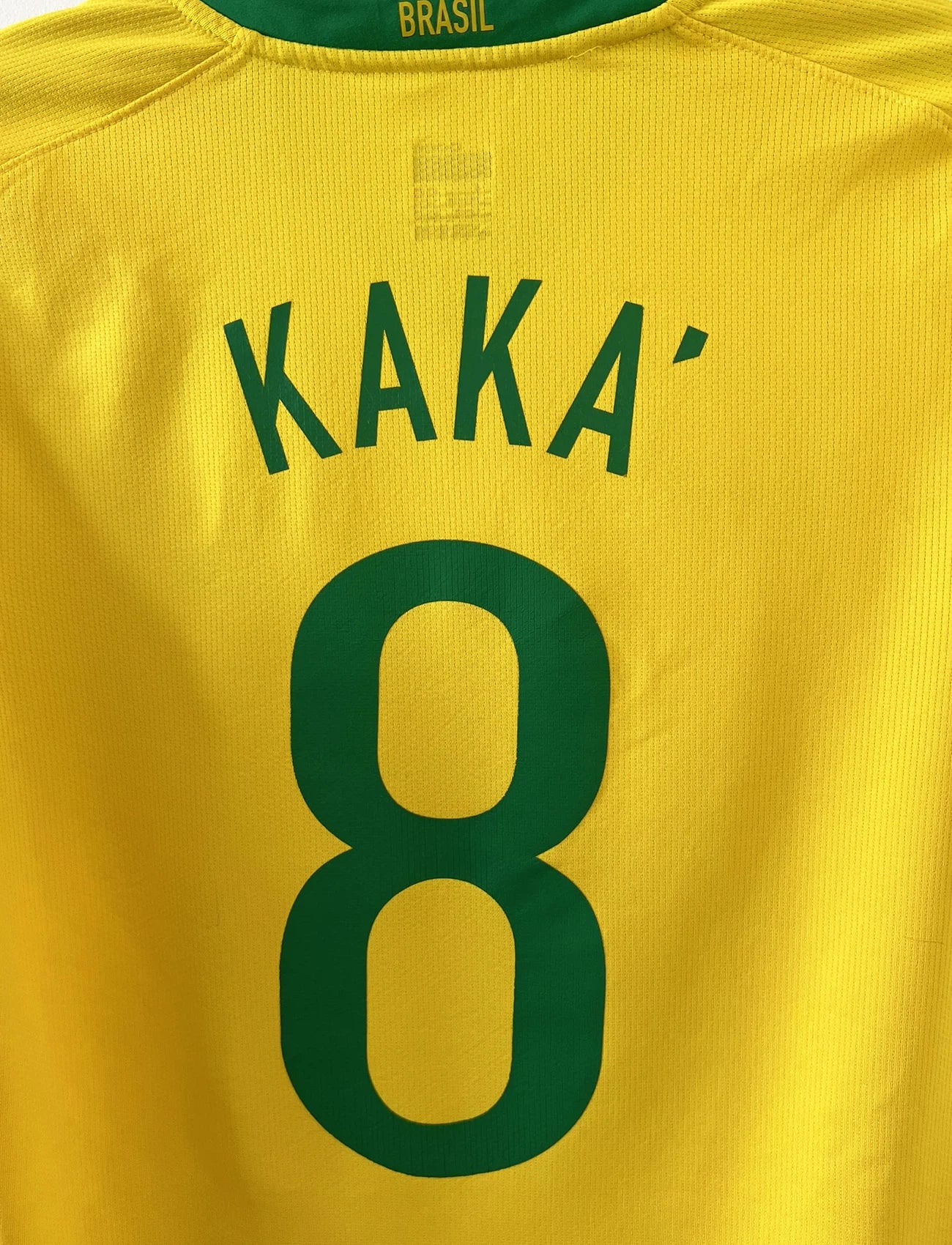 Maillot de foot vintage domicile du Brésil de la saison 2008/2010. On peut retrouver l'équipementier Nike. Le maillot est floqué du numéro 8 Kaka. Il s'agit d'un maillot authentique d'époque comportant les numéros 258949-703.